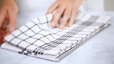 Mermer yüzey üzerinde blck ve beyaz desenli kağıt havlu katlama