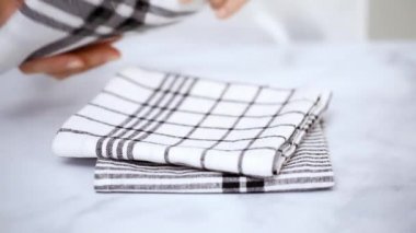 Mermer yüzey üzerinde blck ve beyaz desenli kağıt havlu katlama