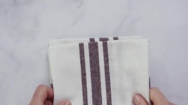 Mermer yüzey üzerinde blck ve beyaz desenli kağıt havlu katlama