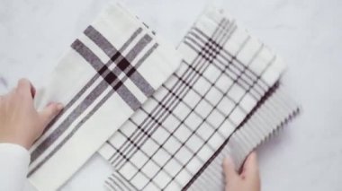 Mermer yüzey üzerinde blck ve beyaz desenli kağıt havlu katlama