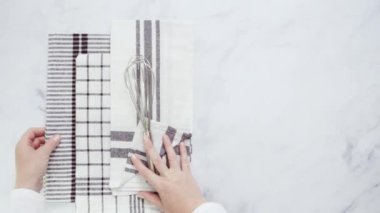 Mermer yüzey üzerinde blck ve beyaz desenli kağıt havlu katlama
