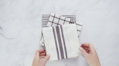 Mermer yüzey üzerinde blck ve beyaz desenli kağıt havlu katlama