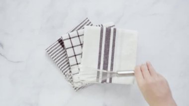 Mermer yüzey üzerinde blck ve beyaz desenli kağıt havlu katlama