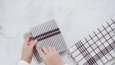 Mermer yüzey üzerinde blck ve beyaz desenli kağıt havlu katlama