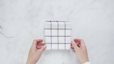 Mermer yüzey üzerinde blck ve beyaz desenli kağıt havlu katlama