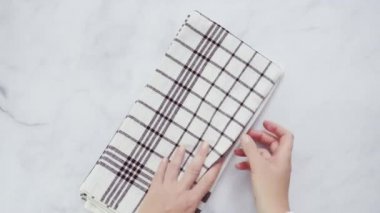 Mermer yüzey üzerinde blck ve beyaz desenli kağıt havlu katlama