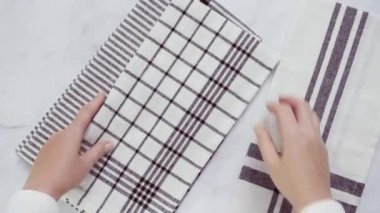 Mermer yüzey üzerinde blck ve beyaz desenli kağıt havlu katlama