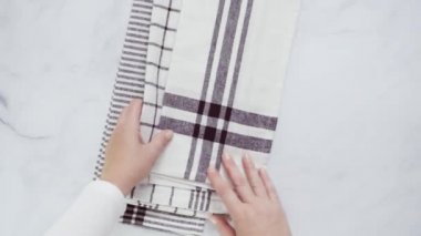 Mermer yüzey üzerinde blck ve beyaz desenli kağıt havlu katlama