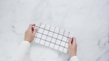 Mermer yüzey üzerinde blck ve beyaz desenli kağıt havlu katlama