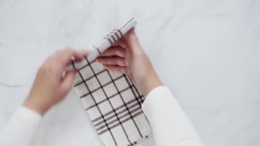 Mermer yüzey üzerinde blck ve beyaz desenli kağıt havlu katlama