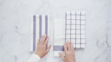 Mermer yüzey üzerinde blck ve beyaz desenli kağıt havlu katlama