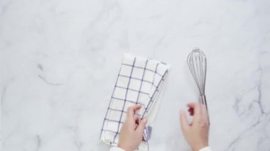 Mermer yüzey üzerinde blck ve beyaz desenli kağıt havlu katlama