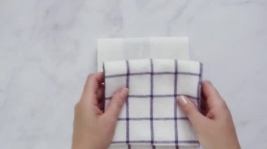 Mermer yüzey üzerinde blck ve beyaz desenli kağıt havlu katlama