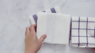 Mermer yüzey üzerinde blck ve beyaz desenli kağıt havlu katlama