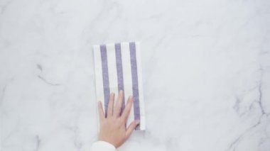 Mermer yüzey üzerinde blck ve beyaz desenli kağıt havlu katlama