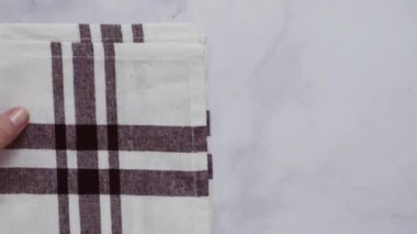 Mermer yüzey üzerinde blck ve beyaz desenli kağıt havlu katlama