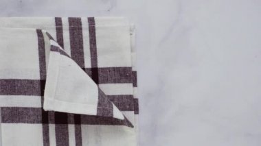 Mermer tezgahın üzerine katlanmış basit siyah desenli yeni mutfak havluları