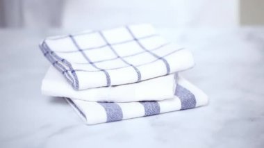 Mermer yüzey üzerinde mavi ve beyaz desenli kağıt havlu katlama