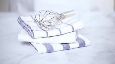 Mermer yüzey üzerinde mavi ve beyaz desenli kağıt havlu katlama