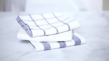 Mermer yüzey üzerinde mavi ve beyaz desenli kağıt havlu katlama