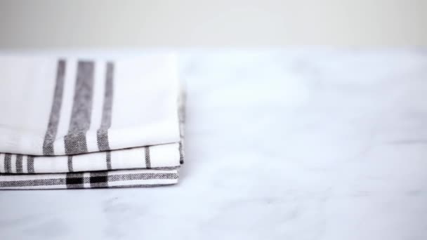 Folding Blck Toalhas Papel Branco Estampado Superfície Mármore — Vídeo de Stock