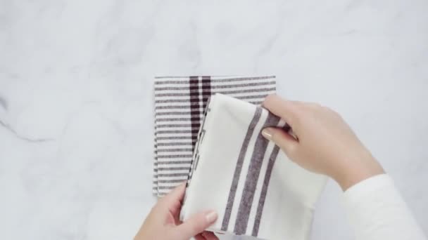 Folding Blck Toalhas Papel Branco Estampado Superfície Mármore — Vídeo de Stock