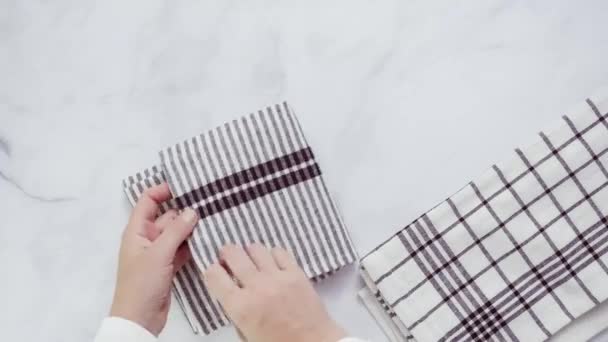 Folding Blck Toalhas Papel Branco Estampado Superfície Mármore — Vídeo de Stock