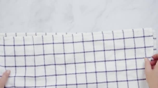 Blck Witte Patroon Papieren Handdoeken Vouwen Marmeren Oppervlak — Stockvideo