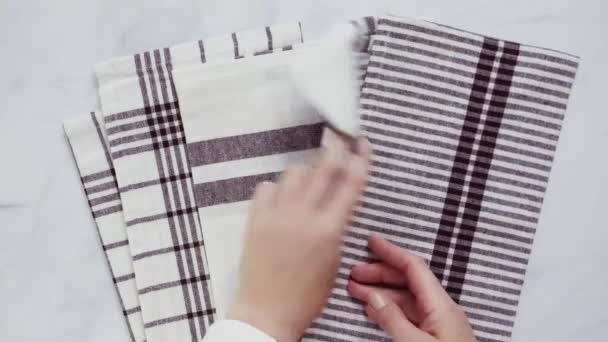 Folding Blck Toalhas Papel Branco Estampado Superfície Mármore — Vídeo de Stock