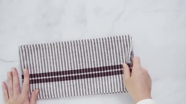 Toallas Papel Con Dibujos Blck Blancas Plegables Superficie Mármol — Vídeos de Stock