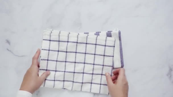 Blck Witte Patroon Papieren Handdoeken Vouwen Marmeren Oppervlak — Stockvideo