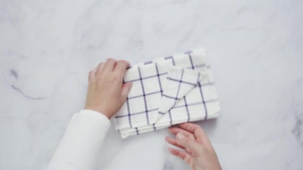 Papier Essuie Tout Pliant Blck Blanc Sur Surface Marbre — Video