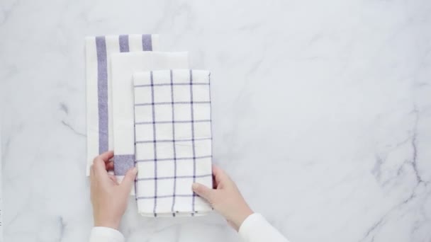 Klappblck Und Weiß Gemusterte Papiertücher Auf Marmoroberfläche — Stockvideo