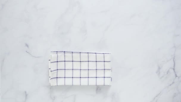大理石表面折叠黑棋和白色花纹纸巾 — 图库视频影像