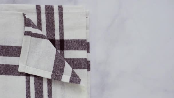 Składane Blck Ręczniki Białe Wzorzyste Papieru Powierzchni Marmuru — Wideo stockowe