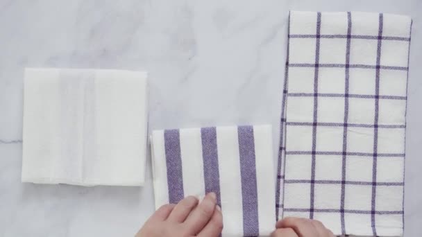 Folding Blck Toalhas Papel Branco Estampado Superfície Mármore — Vídeo de Stock