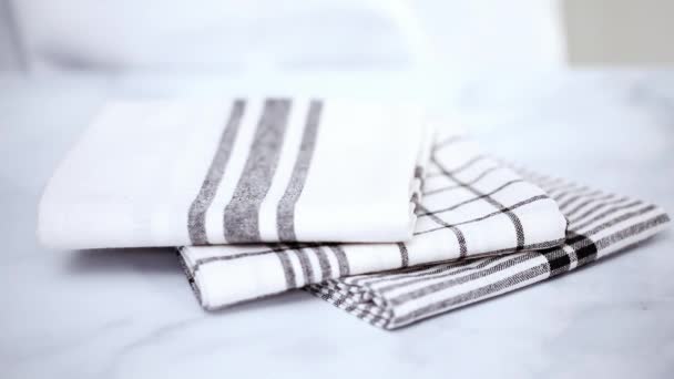 Nowe Ręczniki Kuchenne Prosty Wzór Czarny Składany Marmurowym Blatem — Wideo stockowe