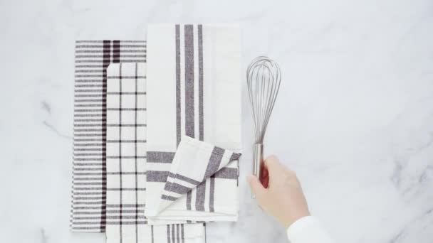 Новые Кухонные Полотенца Простым Черным Рисунком Сложены Мраморном Столе — стоковое видео