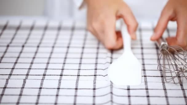 Folding Blck Toalhas Papel Branco Estampado Superfície Mármore — Vídeo de Stock