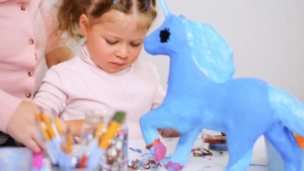 Paso Paso Pequeña Niña Decorando Papel Mache Unicornio Con Joyas — Vídeos de Stock