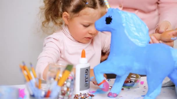Шаг Шагом Маленькая Девочка Украшает Бумажный Маше Единорог Драгоценностями Бумажными — стоковое видео