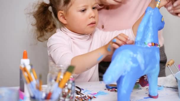 Schritt Für Schritt Kleines Mädchen Dekoriert Papiermaché Einhorn Mit Schmuck — Stockvideo