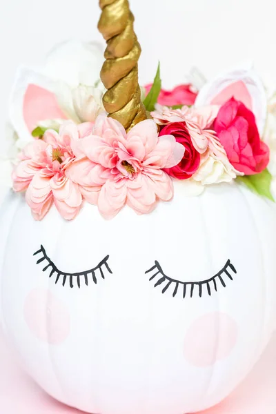 Řemeslo Dýně Bílé Zdobené Růžovými Květy Jako Jednorožec Bílém Pozadí — Stock fotografie