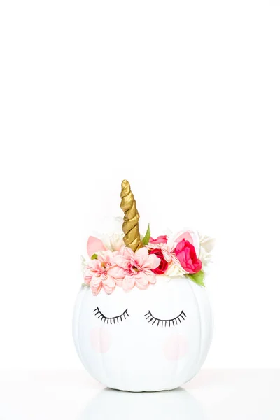 Craft Pumpa Vitmålade Och Dekorerade Med Rosa Blommor Som Enhörning — Stockfoto