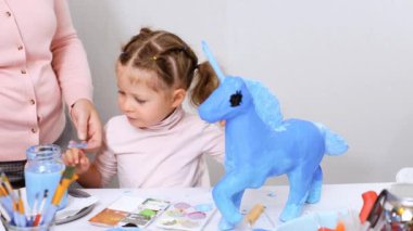 Adım adım. Küçük kız dekorasyon kağıt mache unicorn ile mücevher ve kağıt çiçekler