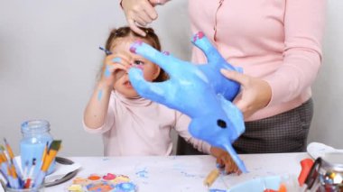 Adım adım. Küçük kız dekorasyon kağıt mache unicorn ile mücevher ve kağıt çiçekler