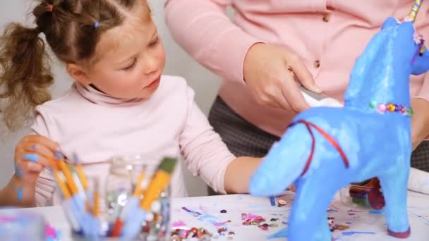 Paso Paso Pequeña Niña Decorando Papel Mache Unicornio Con Joyas — Vídeo de stock