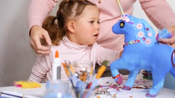 Paso Paso Pequeña Niña Decorando Papel Mache Unicornio Con Joyas — Vídeos de Stock