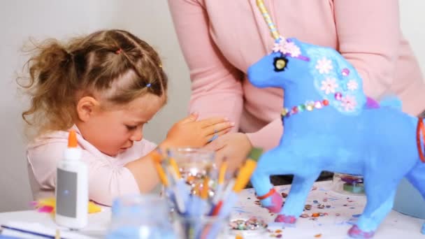 Passo Dopo Passo Bambina Che Decora Unicorno Cartapesta Con Gioielli — Video Stock