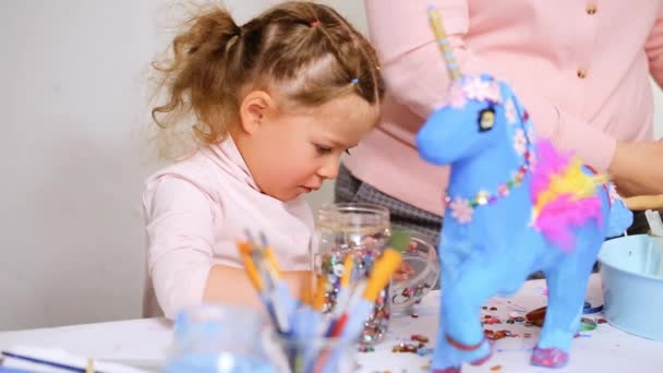 Paso Paso Pequeña Niña Decorando Papel Mache Unicornio Con Joyas — Vídeos de Stock